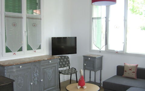 Maison les Oies: Møbel, Ejendom, Bygning, Cabinetry, Træ, Indretning, Vindue, Bord, Arkitektur
