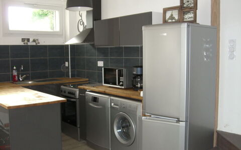 Maison les Oies: Cabinetry, Countertop, Køkkenvask, Komfur, Køkken Apparat, Tap, Køkken, Husholdningsapparat, Komfur, Belysning