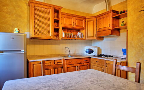 Il Gualdo: Countertop, Møbel, Cabinetry, Værelse, Ejendom, Køkken, Indretning, Bygning, Hjem, Ejendom