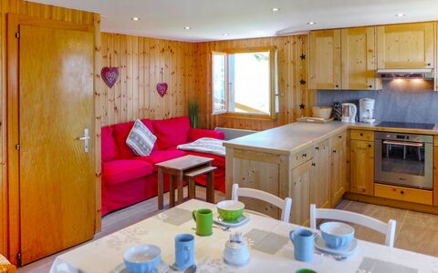 Le Ruisseau: Bord, Cabinetry, Ejendom, Møbel, Countertop, Indretning, Træ, Belysning, Komfur, Køkken Apparat