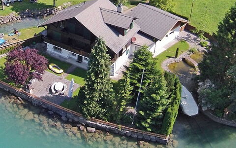 Chalet Aaregg: Vand, Bygning, Plante, Natur, Hus, Vegetationen, Urban Design, Land Lot, Træ, Biome