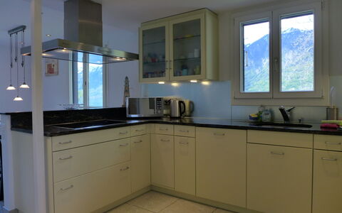 Chalet Aaregg: Tap, Countertop, Cabinetry, Håndvask, Køkkenvask, Ejendom, Vindue, Stueplante, Sanitærarmatur, Køkken