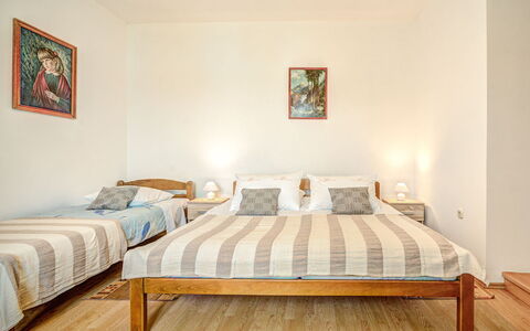 More: Møbel, Billedramme, Komfort, Bygning, Bord, Træ, Pude, Seng, Indretning, Bed Frame