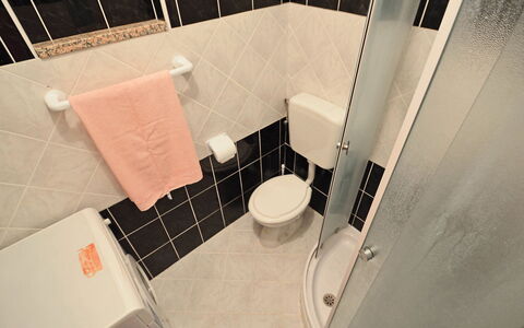 Šverko 2: Ejendom, Indretning, Badeværelse, Sanitærarmatur, Bildesign, Gulvbelægning, Etage, Toilet, Materielle Værdier, Træ