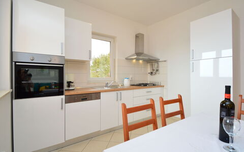 Mira: Cabinetry, Ejendom, Countertop, Møbel, Køkken Apparat, Flaske, Komfur, Bord, Husholdningsapparat, Køkken