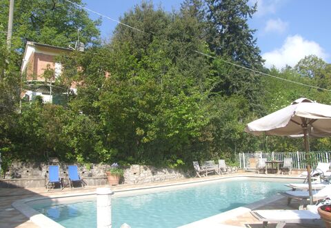 Villa La Quercia: Vand, Plante, Himmel, Bygning, Sky, Azure, Svømmepøl, Træ, Udendørs Møbler, Skygge