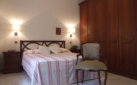 Villa Agrifogli: Soveværelse, Seng, Værelse, Møbel, Sengetøj, Ejendom, Bed Frame, Sengetøj, Etage, Væg