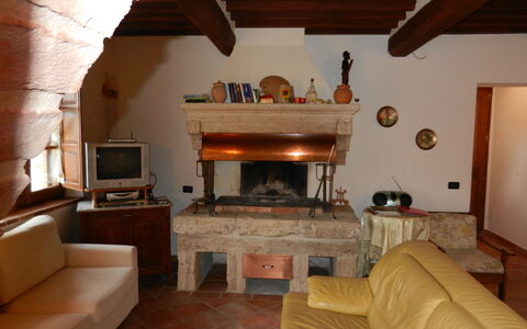 Casale Biancospino: Værelse, Ejendom, Stue, Hearth, Ildsted, Bygning, Møbel, Indretning, Hus, Loft