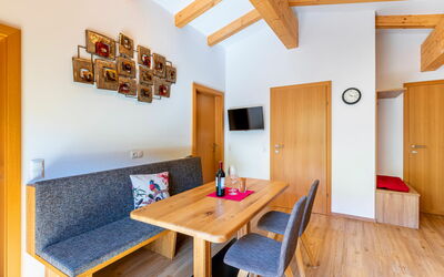 Mooslehen 720.2: Bord, Bygning, Møbel, Ejendom, Træ, Indretning, Couch, Orange, Hus, Stue