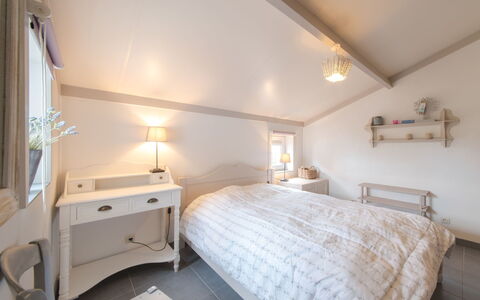 Bredene 460: Møbel, Ejendom, Bygning, Komfort, Træ, Cabinetry, Bed Frame, Seng, Lampe, Etage