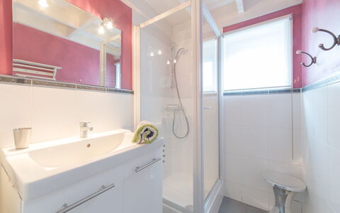 Bredene 460: Spejl, Tap, Badeværelsesskab, Håndvask, Sanitærarmatur, Cabinetry, Badeværelsesvask, Badeværelse, Indretning, Purple