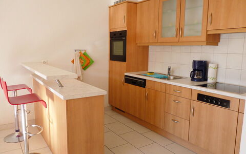 Ardévine 5: Cabinetry, Bygning, Møbel, Countertop, Skuffe, Tap, Køkkenvask, Træ, Køkken Apparat, Køkken