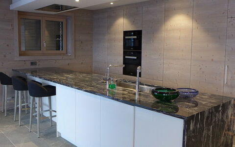 Le Refuge 1: Countertop, Værelse, Ejendom, Flise, Cabinetry, Køkken, Møbel, Indretning, Etage, Bygning