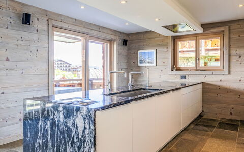 Le Refuge 1: Træ, Gulvbelægning, Køkken, Countertop, Loft, Hårdttræ, Cabinetry, Naturmateriale, Trægulve, Planke