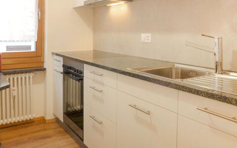 Mont-Blanc: Cabinetry, Køkkenvask, Countertop, Håndvask, Tap, Bygning, Komfur, Træ, Køkken, Indretning