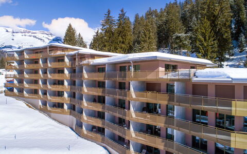 Laax 700: Bygning, Himmel, Sne, Sky, Træ, Vindue, Hus, Træ, Hældning, Offentlige Rum