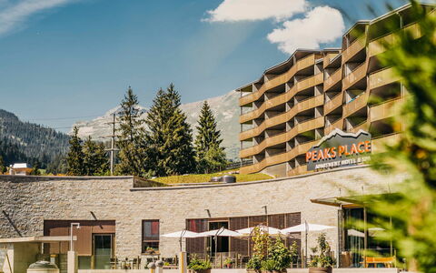 Laax 700: Sky, Plante, Himmel, Ejendom, Bygning, Blomsterkrukke, Urban Design, Biome, Træ, Kvarter