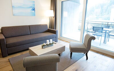 Peaks Place Apartment-Hotel & Spa 700.3: Bord, Møbel, Azure, Træ, Stue, Textile, Couch, Indretning, Komfort, Vindue