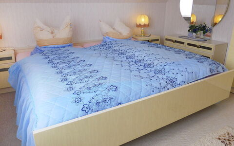 Büscher: Møbel, Dekoration, Azure, Komfort, Textile, Indretning, Træ, Bed Frame, Gulvbelægning, Seng