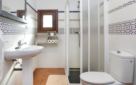 El Cerrillo - Cerro Negro: Toiletbræt, Gulvbelægning, Badeværelse, Toilet, Sanitærarmatur, Etage, Indretning, Flise, Vvs, Håndvask