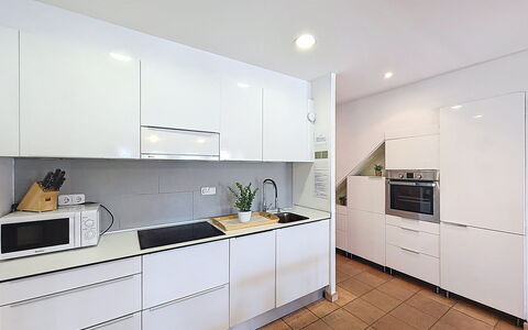 Salins: Køkken, Køkken Apparat, Countertop, Større Bandage, Cabinetry, Gulvbelægning, Træ, Indretning, Etage, Komfur