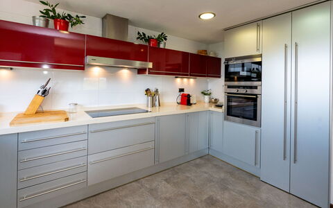Ginesteres: Countertop, Cabinetry, Køkken Apparat, Køkken, Komfur, Husholdningsapparat, Træ, Bygning, Belysning, Indretning