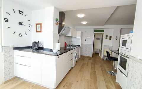 Suecia: Cabinetry, Bygning, Ejendom, Countertop, Stueplante, Stol, Indretning, Køkken, Hus