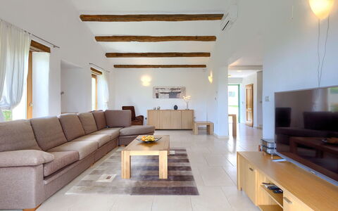 Stuartma: Bord, Møbel, Couch, Cabinetry, Træ, Indretning, Stue, Etage, Gulvbelægning, Bygning