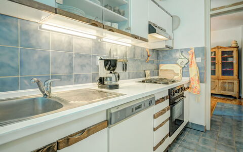 Iris Croatica: Cabinetry, Countertop, Tap, Håndvask, Køkkenvask, Sanitærarmatur, Køkken, Træ, Indretning, Gulvbelægning