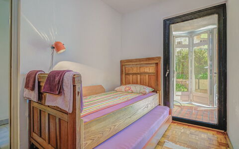 Iris Croatica: Møbel, Ejendom, Bygning, Komfort, Bed Frame, Textile, Træ, Skygge, Seng