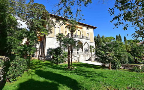 Opatija 134: Plante, Himmel, Bygning, Ejendom, Vindue, Træ, Naturlige Landskab, Hus, Land Lot, Græs