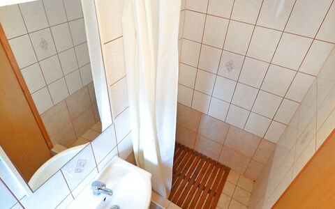Lidija: Tap, Sanitærarmatur, Ejendom, Håndvask, Badeværelsesvask, Badeværelse, Purple, Spejl, Indretning, Arkitektur