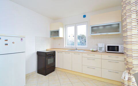 Ena: Cabinetry, Møbel, Countertop, Vindue, Tap, Bygning, Håndvask, Skuffe, Belysning, Træ