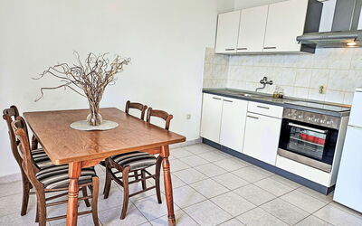 Korčula Prigradica 107: Møbel, Køkkenvask, Ejendom, Bord, Cabinetry, Håndvask, Komfur, Countertop, Stol, Køkken Apparat