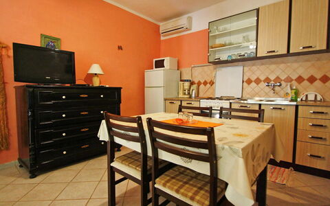 Korčula Prigradica 300: Møbel, Cabinetry, Bord, Countertop, Bygning, Stol, Belysning, Træ, Indretning, Skuffe