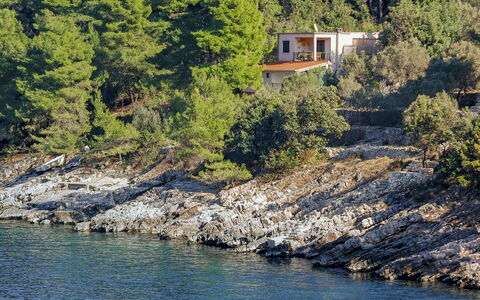 Korčula Prigradica 300: Vand, Plante, Vandressourcer, Vindue, Bygning, Naturlige Landskab, Træ, Hus, Sø