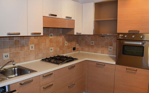 Piazzetta: Brun, Cabinetry, Countertop, Køkkenvask, Møbel, Håndvask, Bygning, Gaskomfur, Køkken Apparat, Komfur
