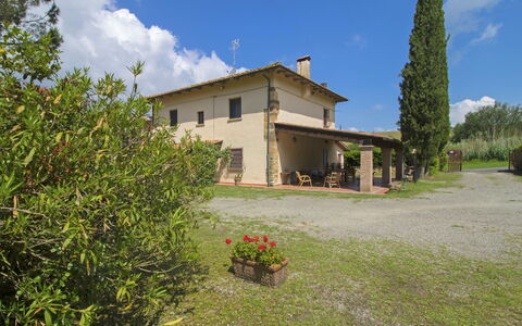 Villa Etrusca: Sky, Himmel, Plante, Bygning, Vindue, Blomsterkrukke, Træ, Hus, Land Lot, Vegetationen