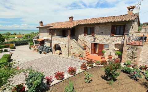 Trasimeno Link: Plante, Sky, Himmel, Ejendom, Blomst, Bygning, Vindue, Hus, Land Lot, Træ