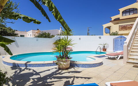 Villa Quinta Do Sol: Vand, Ejendom, Himmel, Bygning, Plante, Blå, Azure, Svømmepøl, Skygge, Udendørs Møbler