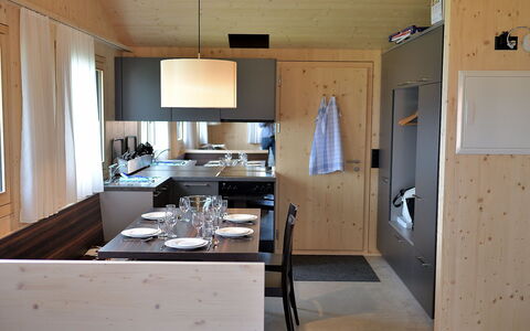 Maiensäss Superior: Cabinetry, Møbel, Countertop, Bygning, Bord, Køleskab, Stol, Køkken Apparat, Køkken, Træ