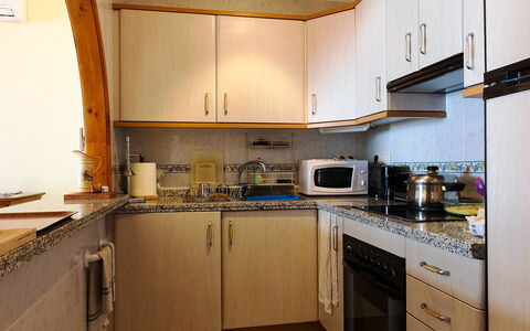 Benitachell 829: Cabinetry, Countertop, Ejendom, Komfur, Køkken Apparat, Gaskomfur, Cooktop, Husholdningsapparat, Køkken, Komfur