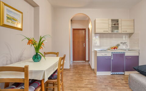 Poreč 117: Cabinetry, Møbel, Ejendom, Countertop, Bord, Plante, Billedramme, Træ, Indretning, Stol