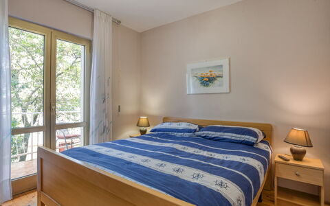 Poreč 117: Møbel, Ejendom, Vindue, Komfort, Azure, Træ, Textile, Skygge, Bed Frame, Seng