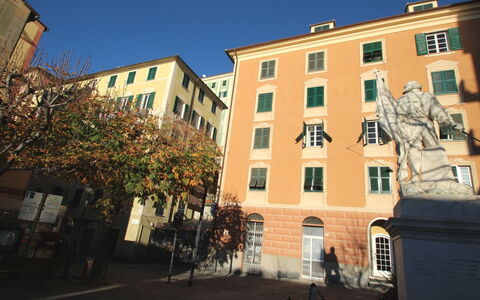 Francesca: Himmel, Bygning, Vindue, Urban Design, Sollys, Træ, Plante, Ejerlejlighed, Boligområde, Facade