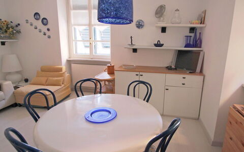 Francesca: Møbel, Blå, Bord, Stol, Azure, Cabinetry, Indretning, Træ, Bygning, Gulvbelægning