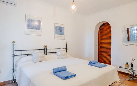 Karima: Seng, Soveværelse, Etage, Gulvbelægning, Sengetøj, Møbel, Indretning, Sengetøj, Lejlighed, Bed Frame