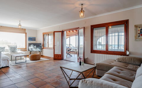 Karima: Møbel, Gulvbelægning, Etage, Indretning, Couch, Loft, Bord, Værelse, Stue