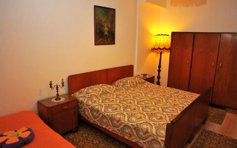 Brač Sutivan 111: Møbel, Bygning, Komfort, Træ, Billedramme, Orange, Bed Frame, Lampe, Seng