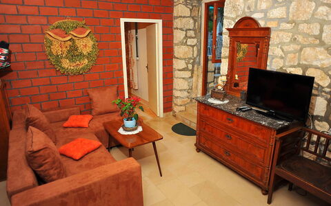 Brač Sutivan 111: Møbel, Ejendom, Plante, Bord, Stueplante, Bygning, Træ, Cabinetry, Stue, Indretning